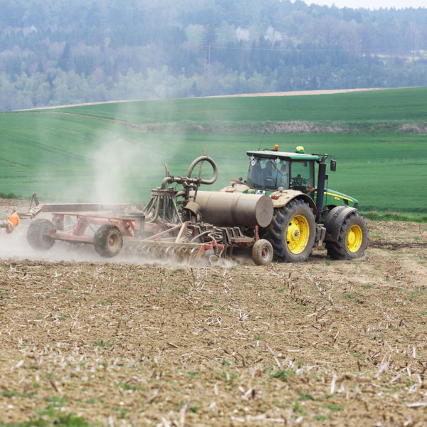 Einarbeitung mit Grubber bei der Gülleverschlauchung